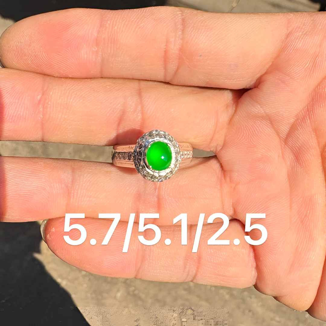 1211(小哪吒在源头)龙石种翡翠色标阳绿戒面干净肉细荧光足M400