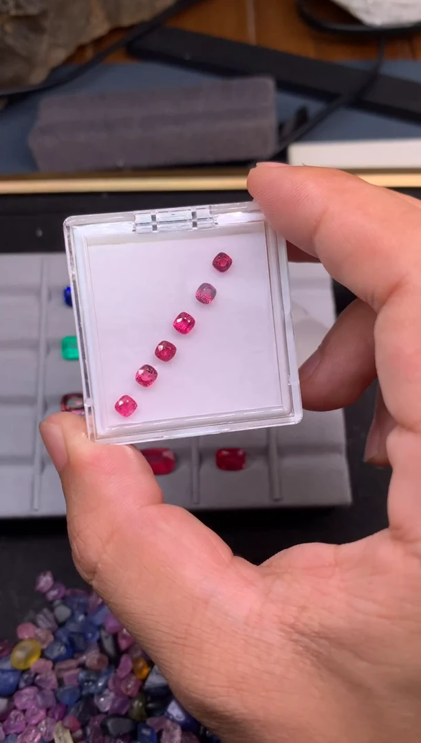 未镶嵌未镶嵌定制尖晶石1.89克拉