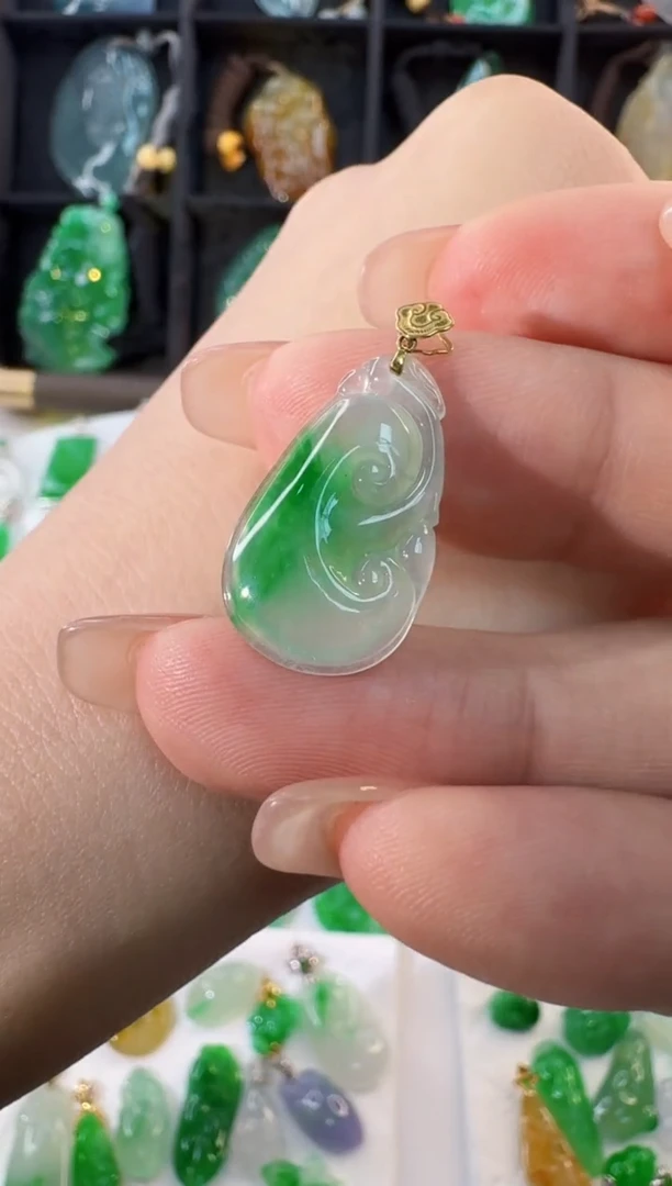 颈饰18K金镶嵌翡翠缅甸A货翡翠