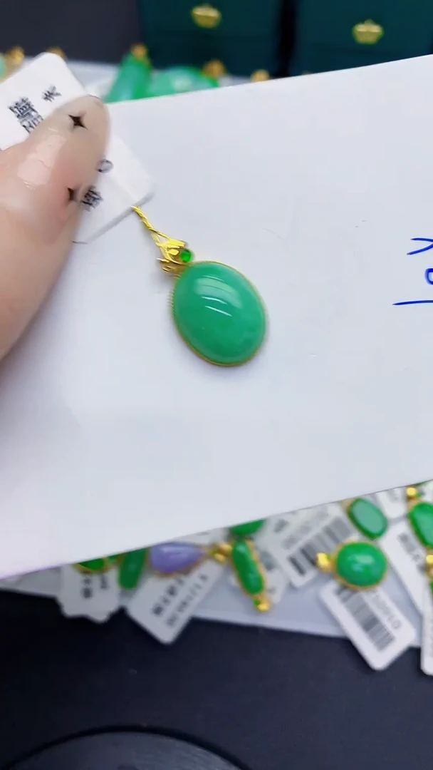 颈饰18K金镶嵌翡翠缅甸天然翡翠A货