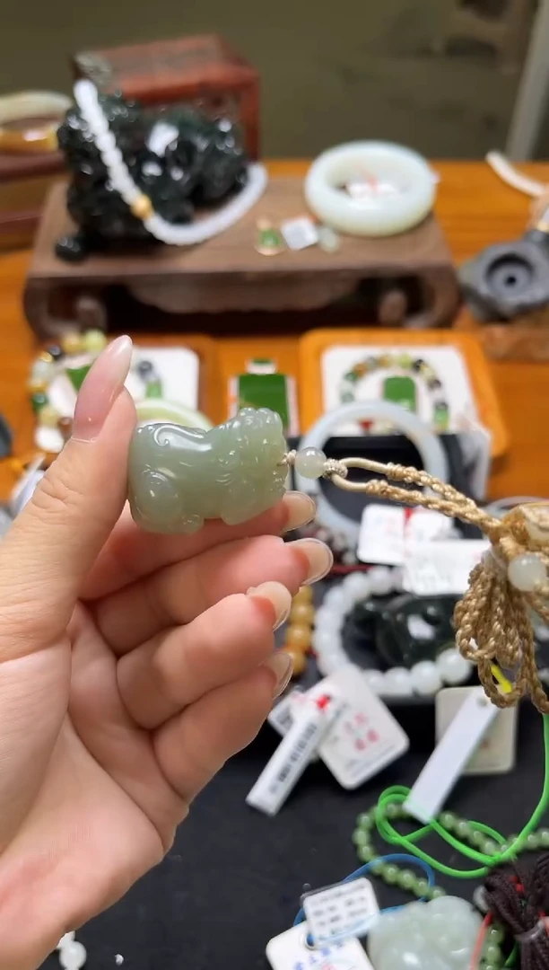 吊坠(不含链)未镶嵌和田玉且末青白  貔貅