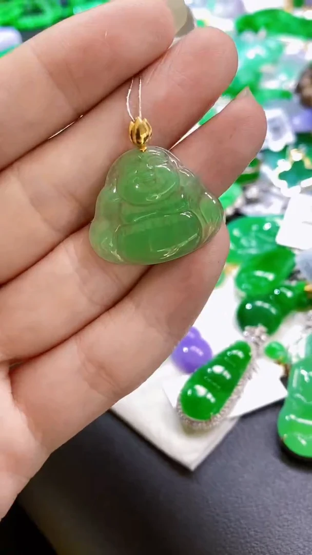 颈饰18K金镶嵌翡翠佛