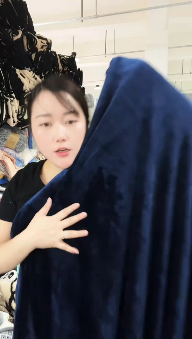 混纺主播手上展示的产品