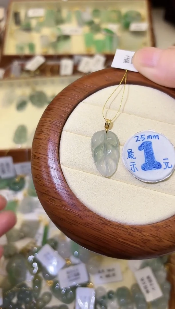 颈饰18K金镶嵌翡翠柒*_叶子