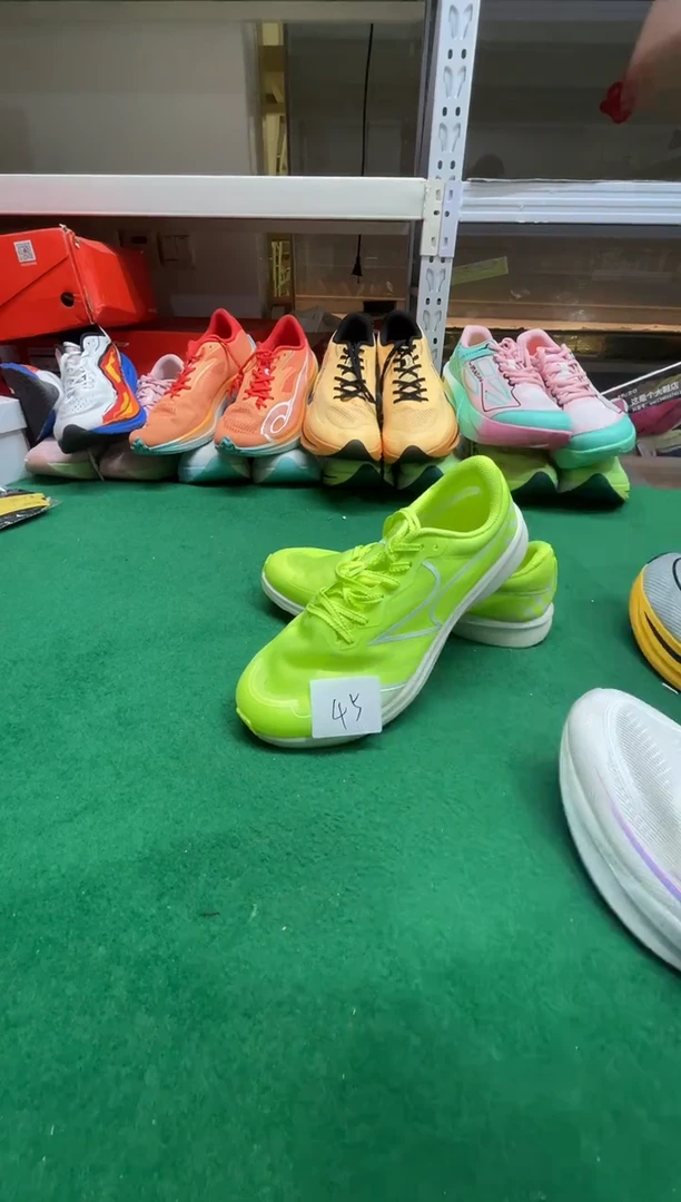 这是个大鞋店的鞋42