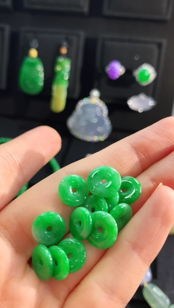 【闪购商品】翡翠吊坠(不含链)未镶嵌吊坠（多样性发货发一个，微瑕）