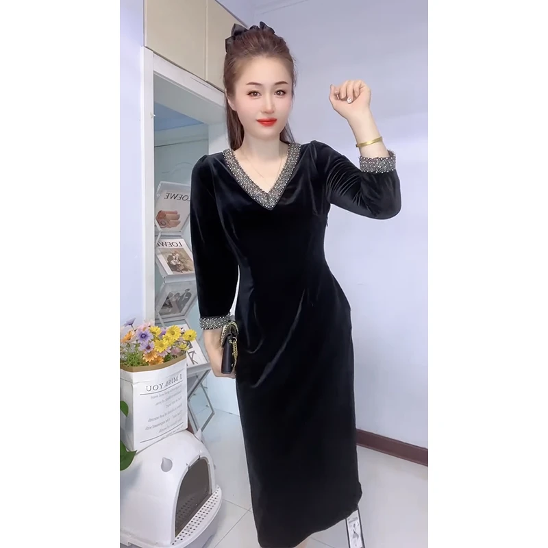秋季气质时尚显高显瘦丝绒串珠V领中长款连衣裙