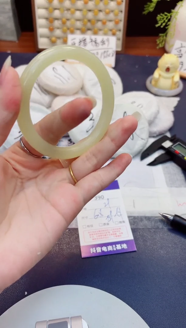 未镶嵌手镯石英质玉390-美人条晴水-圈口60