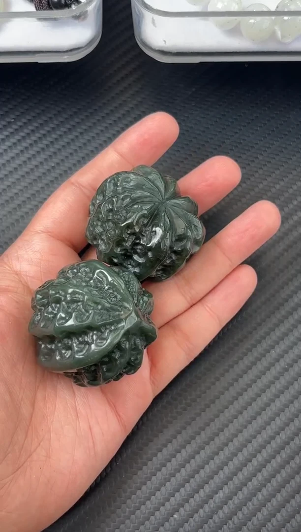 未镶嵌和田玉把件若羌微色差核桃一对