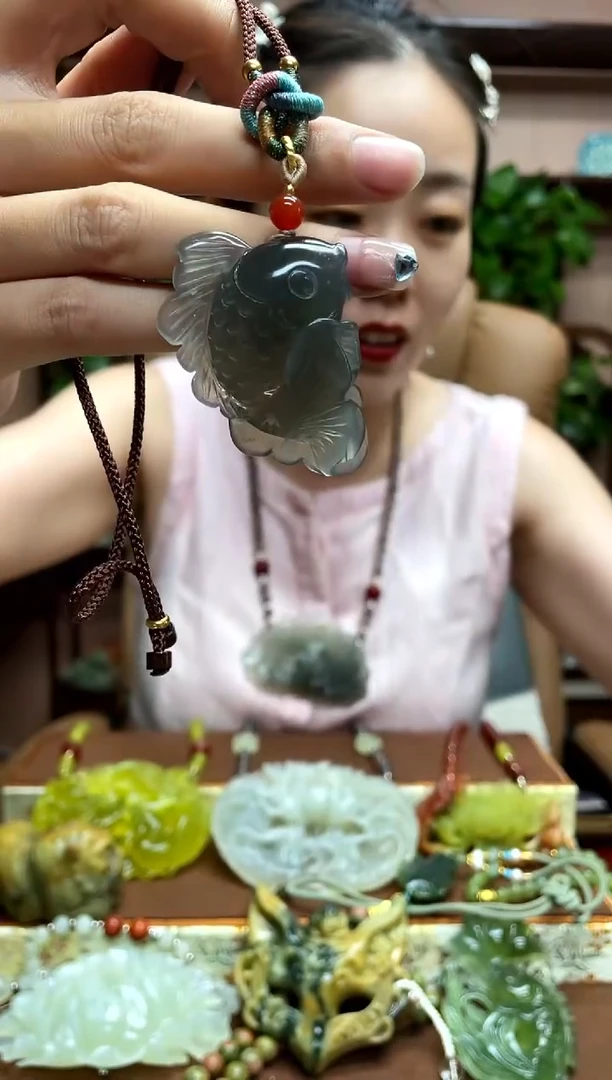 岫玉未镶嵌颈饰·