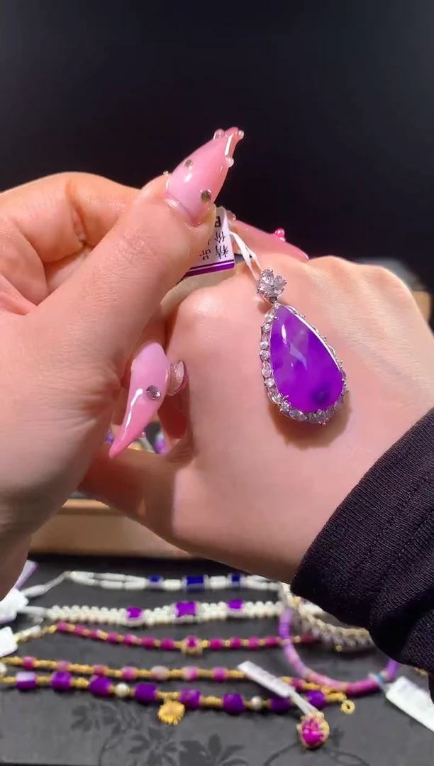 苏纪石（舒俱来）18K金镶嵌。吊坠