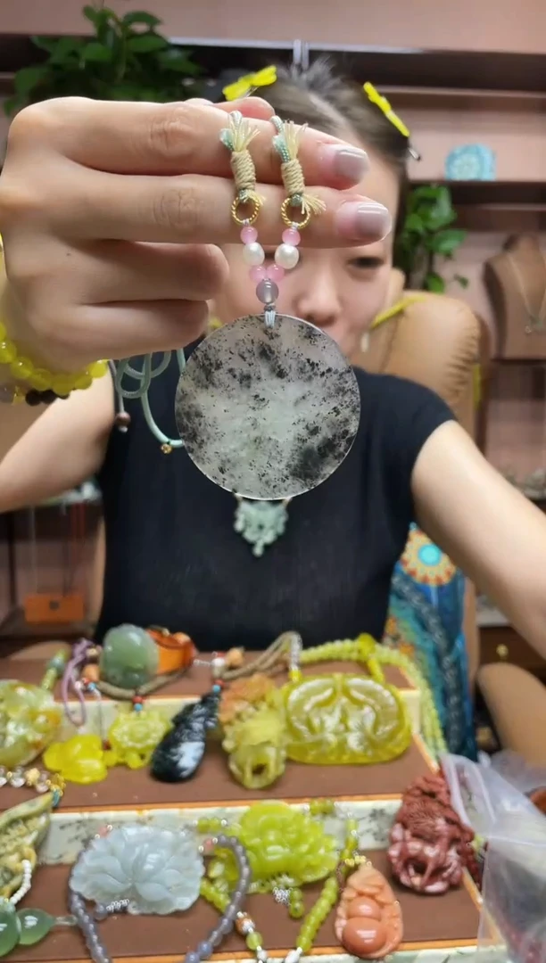 未镶嵌蛇纹石玉颈饰·