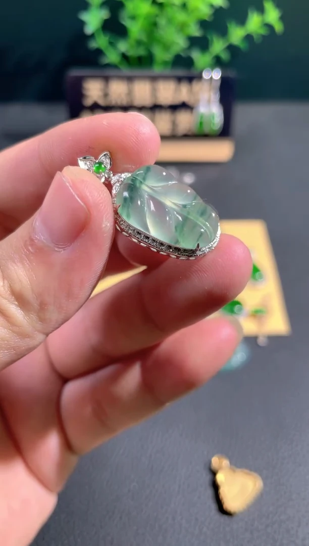 【闪购商品】翡翠颈饰18K金镶嵌翡翠