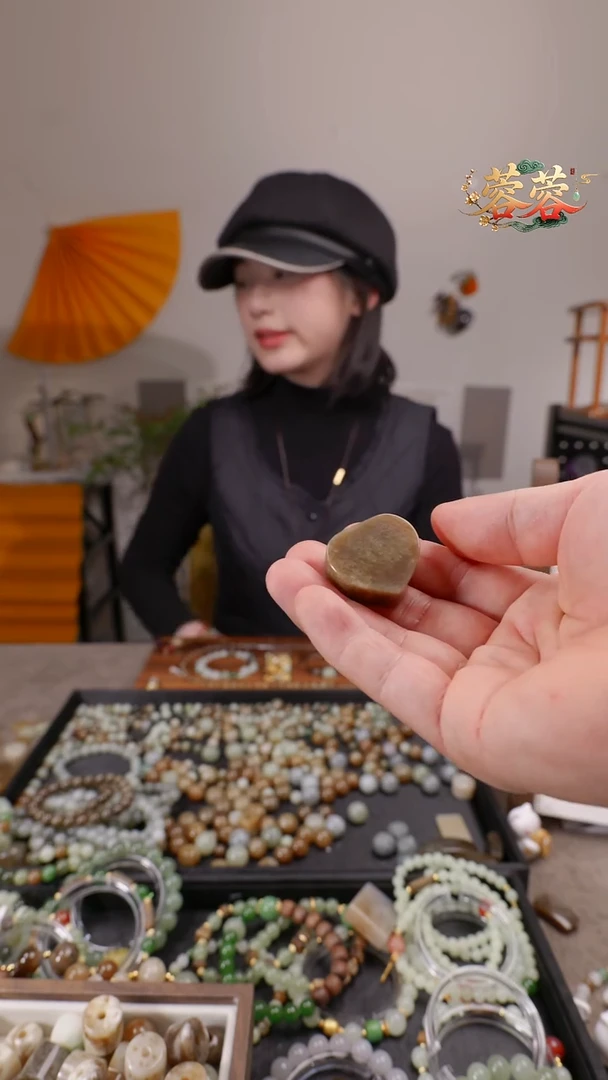 颈饰未镶嵌和田玉（糖玉）小吊坠