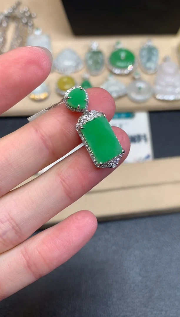 【闪购商品】翡翠颈饰18K金镶嵌无事牌【无服务费】