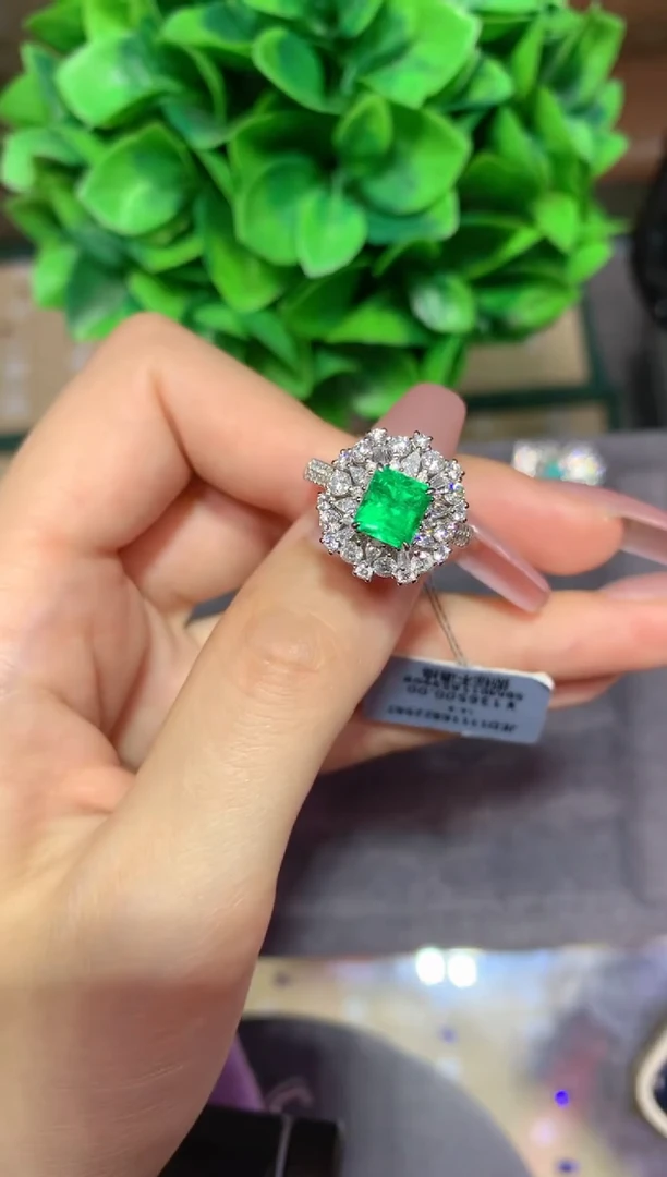 18K金镶嵌戒指祖母绿1.48CT