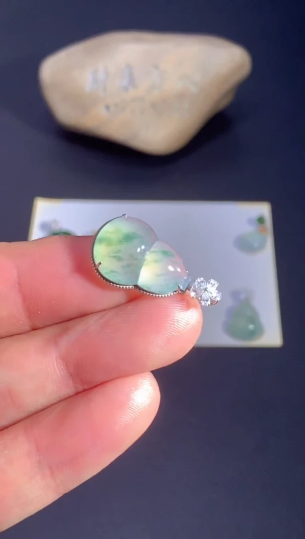 颈饰18K金镶嵌翡翠小***哗