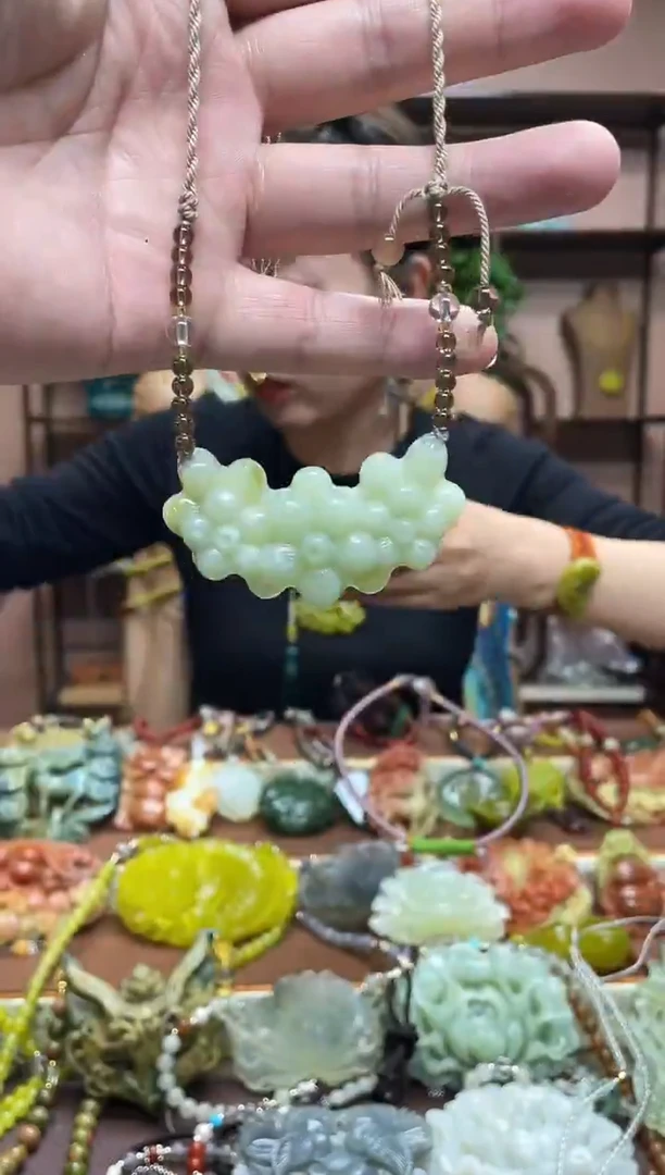 未镶嵌岫玉颈饰·