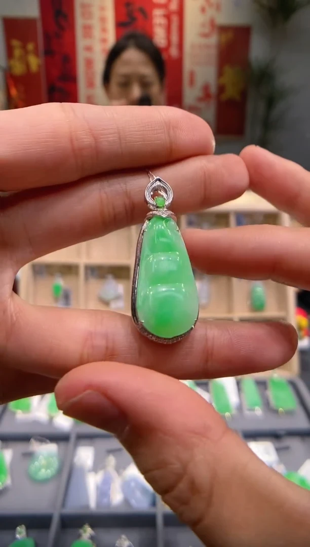 【闪购商品】翡翠吊坠(不含链)18K金镶嵌豆子