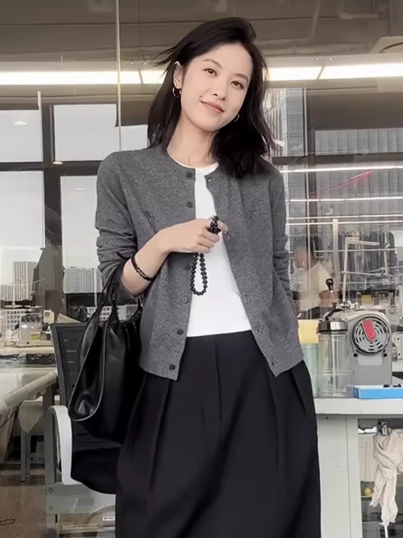 时尚百搭秋季新款单排扣休闲开衫女宽松显瘦长袖针织外套上衣