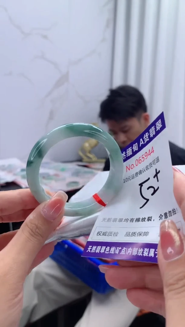 翡翠手镯未镶嵌有纹，完美者勿拍