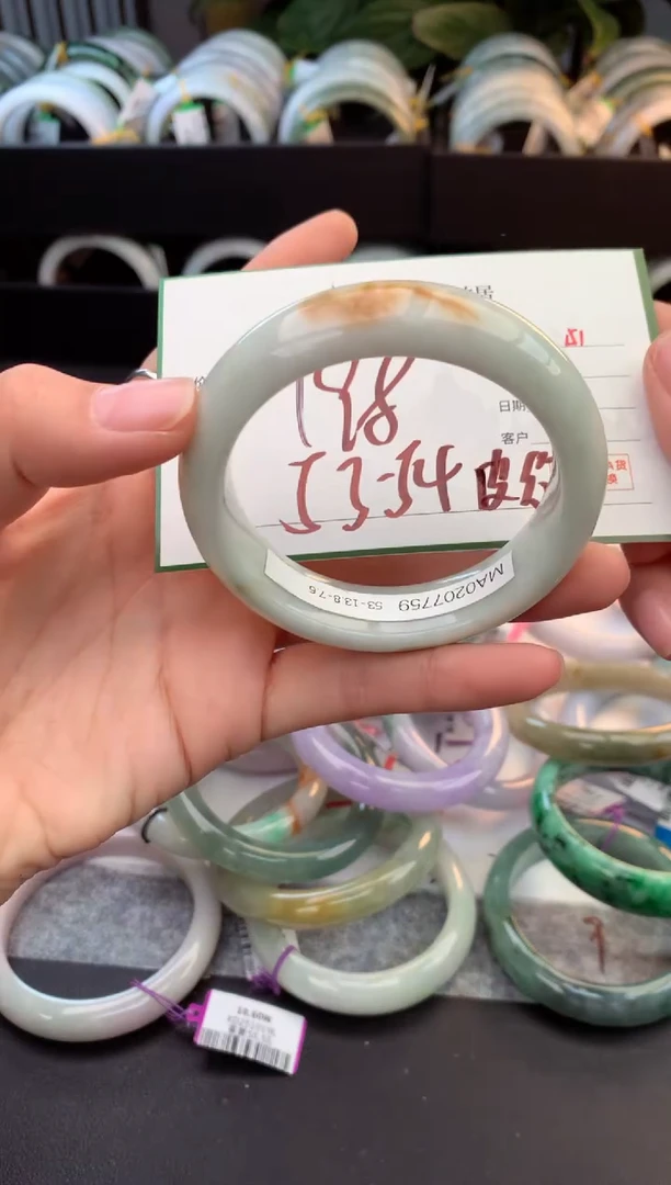 未镶嵌定制翡翠毛货需精细抛光+多人