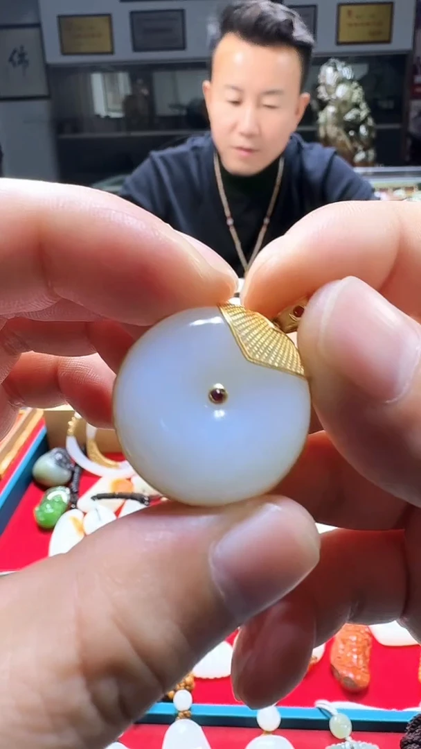 吊坠(赠链)18K金镶嵌和田玉芝**菲平安扣