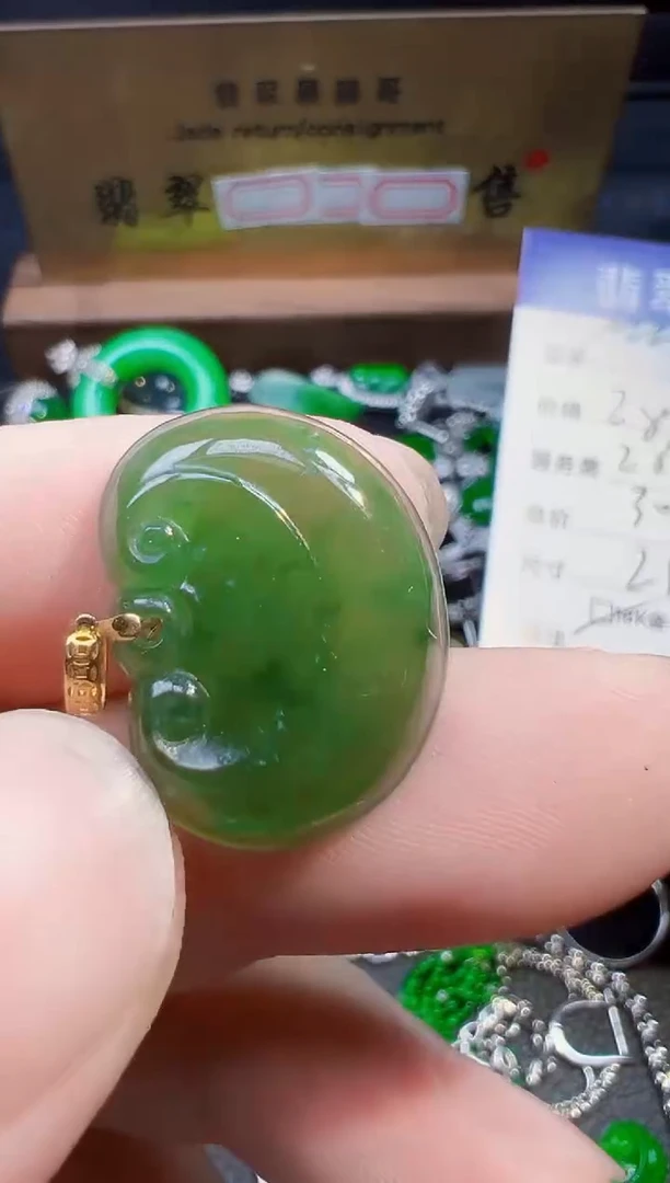 翡翠18K金镶嵌颈饰星*翡翠