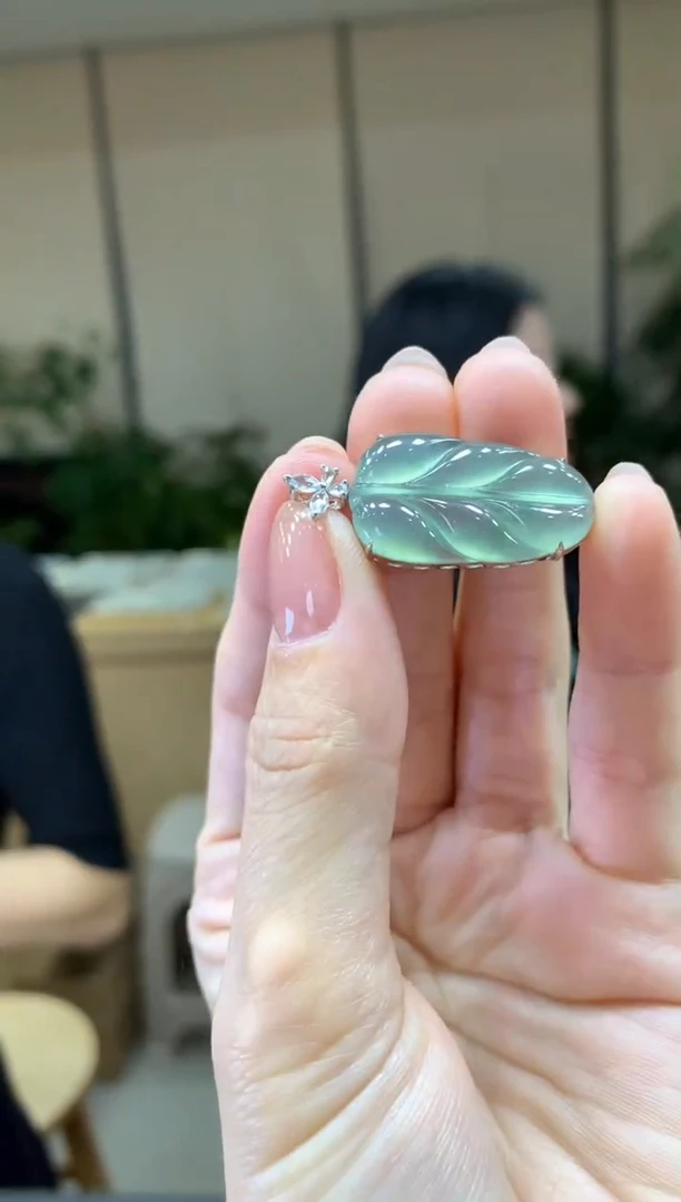 颈饰18K金镶嵌翡翠|不退不换