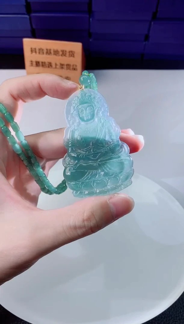 翡翠未镶嵌颈饰    `