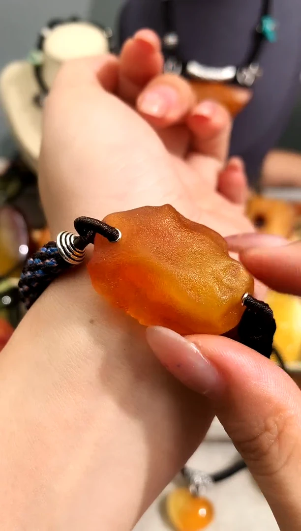 未镶嵌琥珀裸石似玉