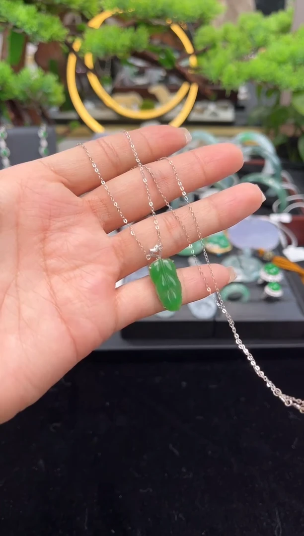 颈饰18K金镶嵌翡翠吊坠