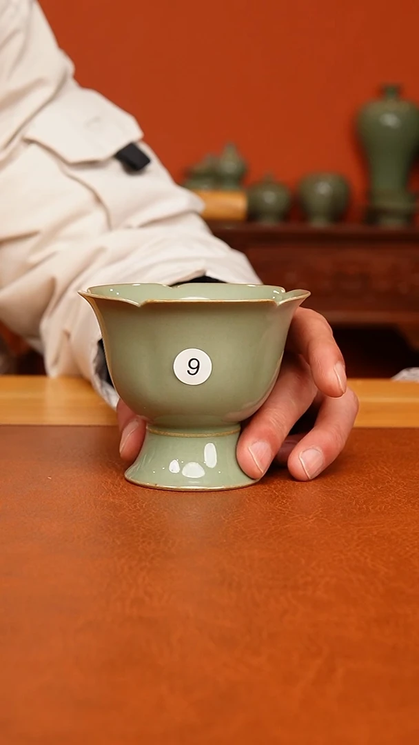 越窑秘色瓷小高足葵口盏二级品