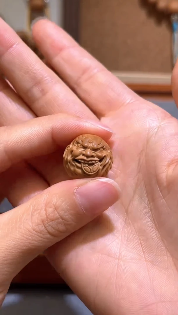 猴头核桃吊坠吞币僧