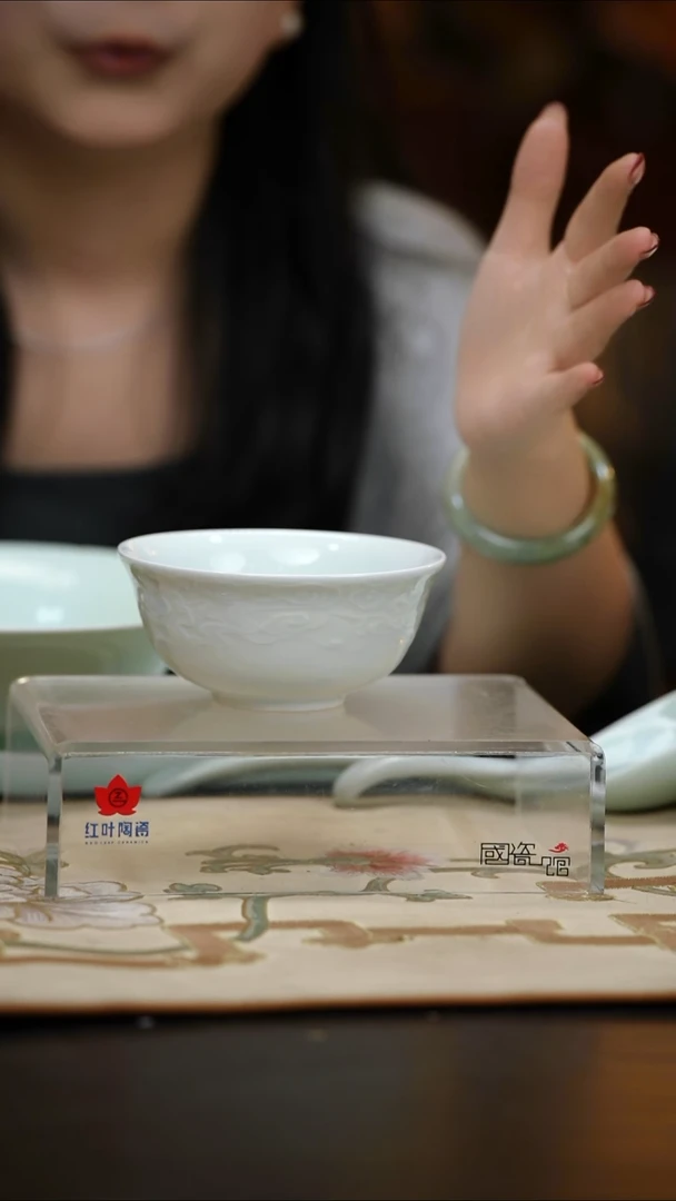 2个正价5寸影青雕刻祥云翅碗