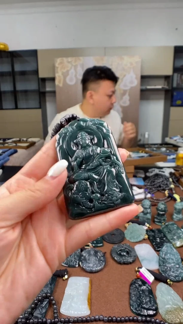 颈饰未镶嵌翡翠 多样性发其一