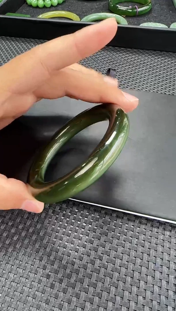 和田玉手镯未镶嵌猫眼57圈口