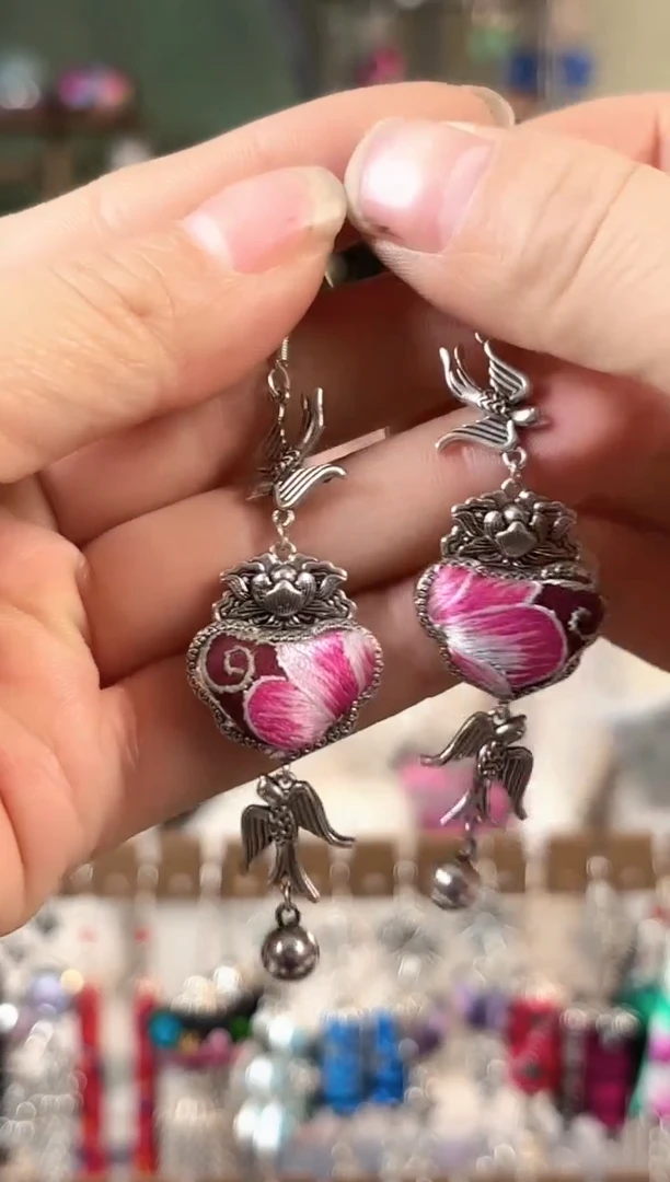 彩云南阁非遗老绣苗银饰品653