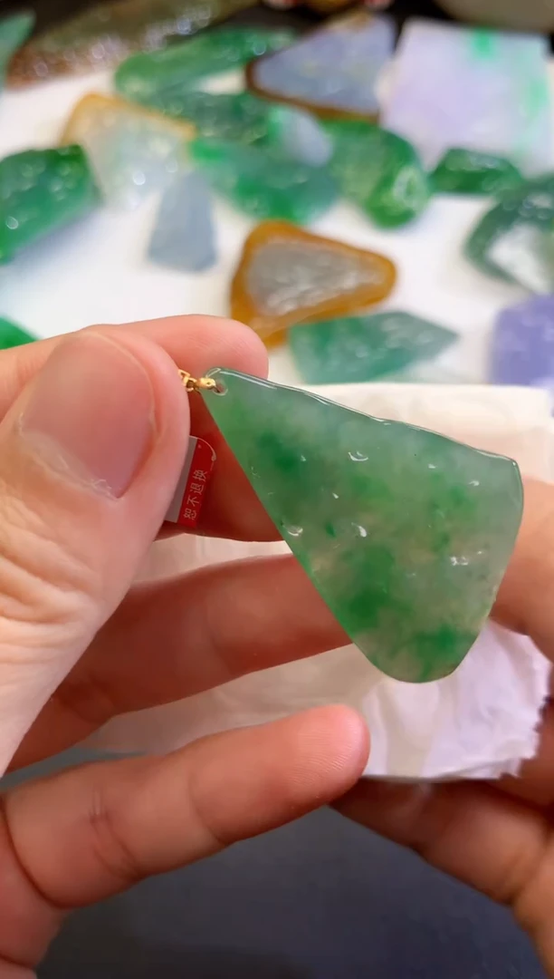 翡翠未镶嵌吊坠(不含链)72