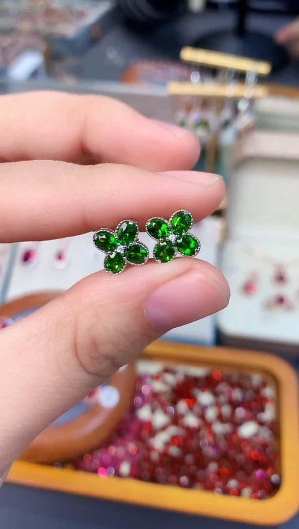 【闪购商品】透辉石耳钉银S925镶嵌天然