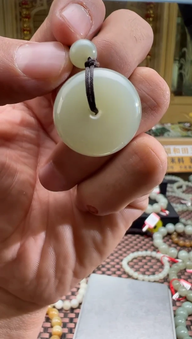 吊坠(赠链)未镶嵌和田玉且末料青白玉平安扣