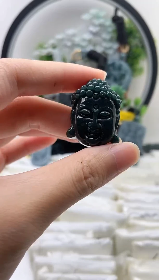 翡翠未镶嵌颈饰佛头