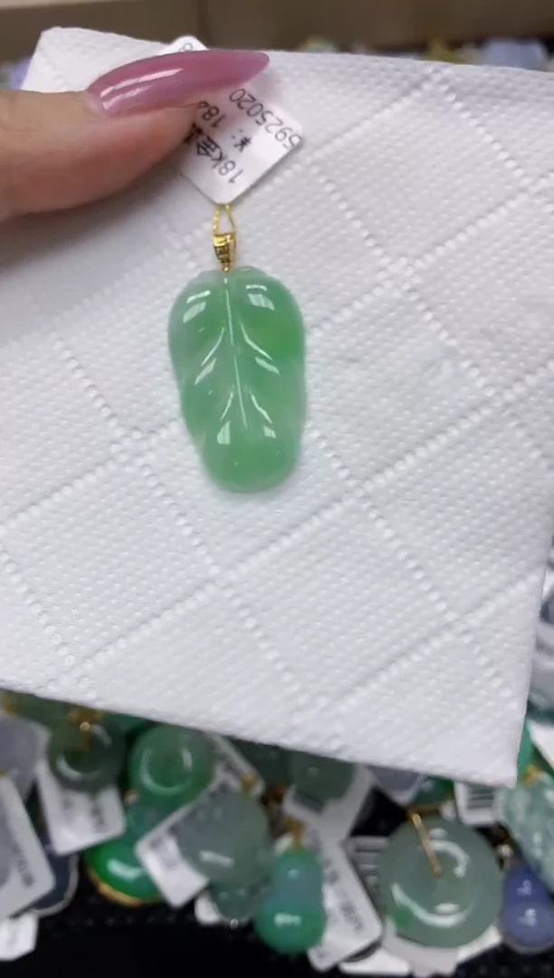 翡翠18K金镶嵌颈饰1111111111