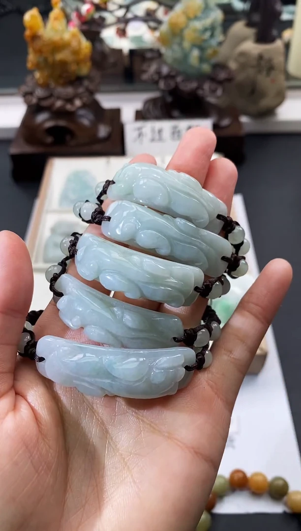 颈饰未镶嵌翡翠天然缅甸A货翡翠随机发一件