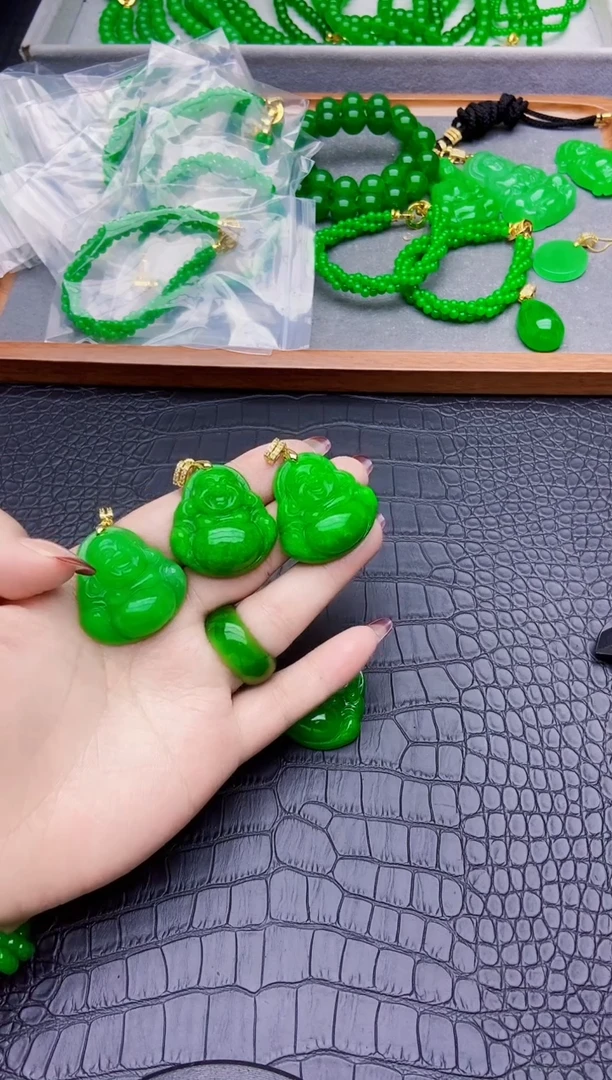 14K金镶嵌翡翠耳饰佛公吊坠