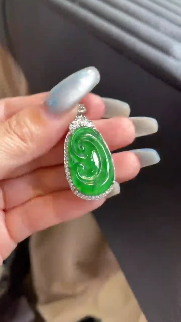 翡翠未镶嵌颈饰 *38