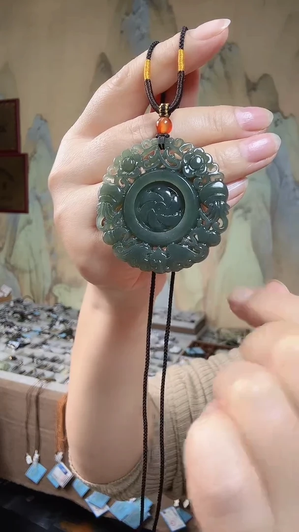 颈饰未镶嵌和田玉.