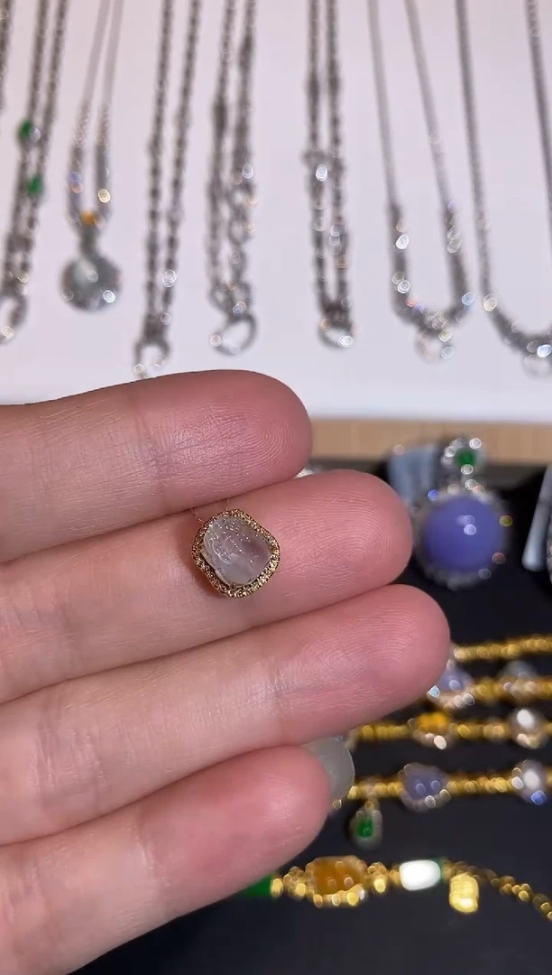 颈饰18K金镶嵌翡翠吊坠