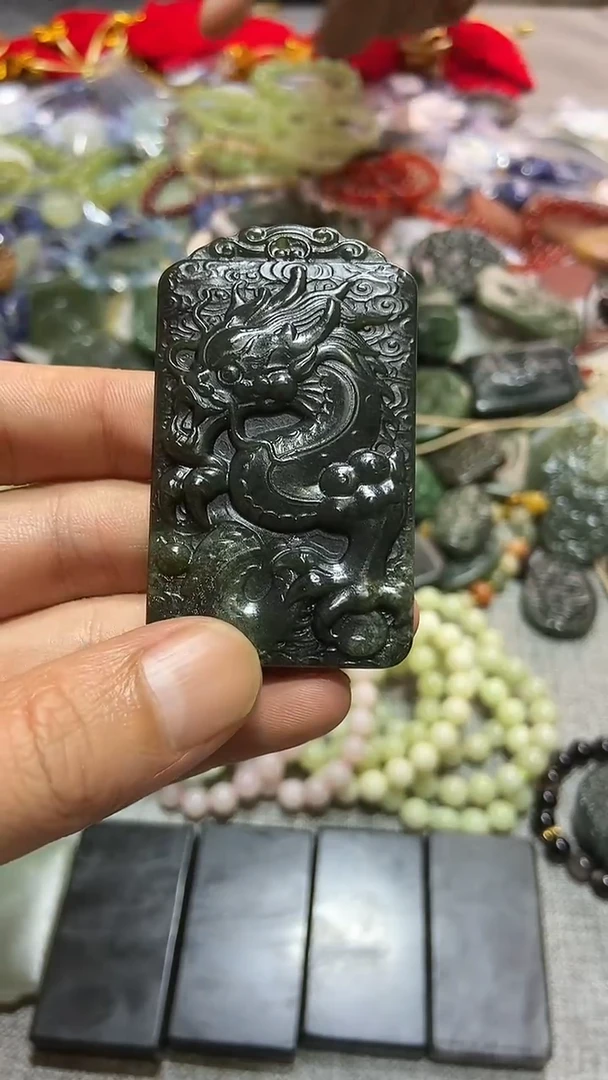 颈饰未镶嵌和田玉（碧玉）和田玉龙牌吊坠