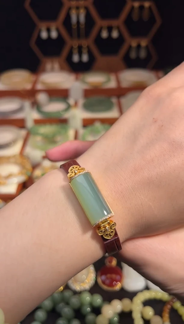 18K金镶嵌手链和田玉放漏